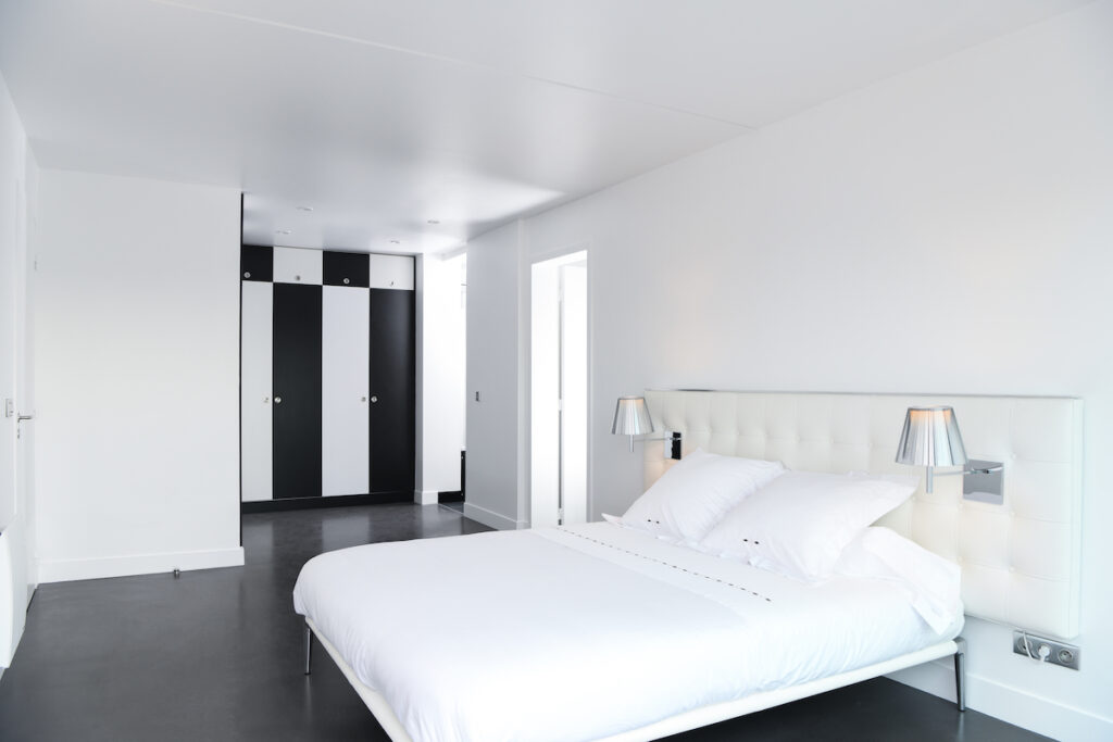 appartement chambre damier noir blanc blog déco clem around the corner