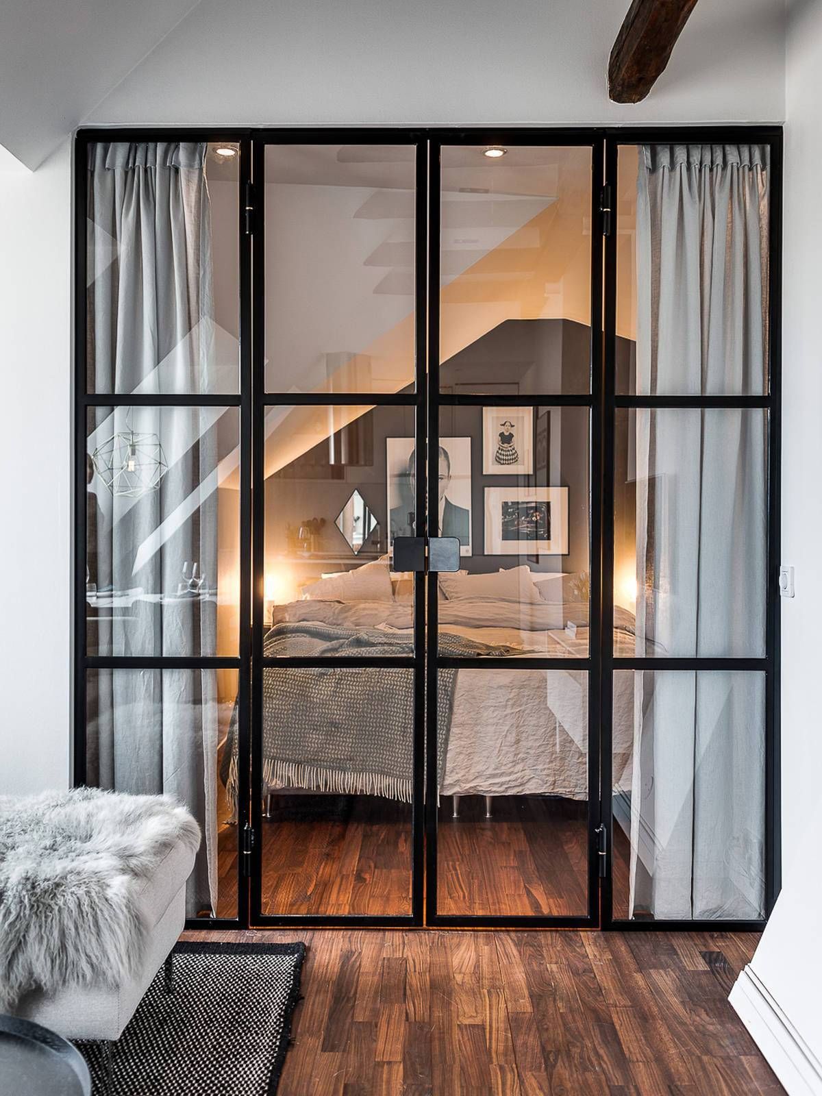 chambre déco moderne parquet bois verrière noir rideau gris