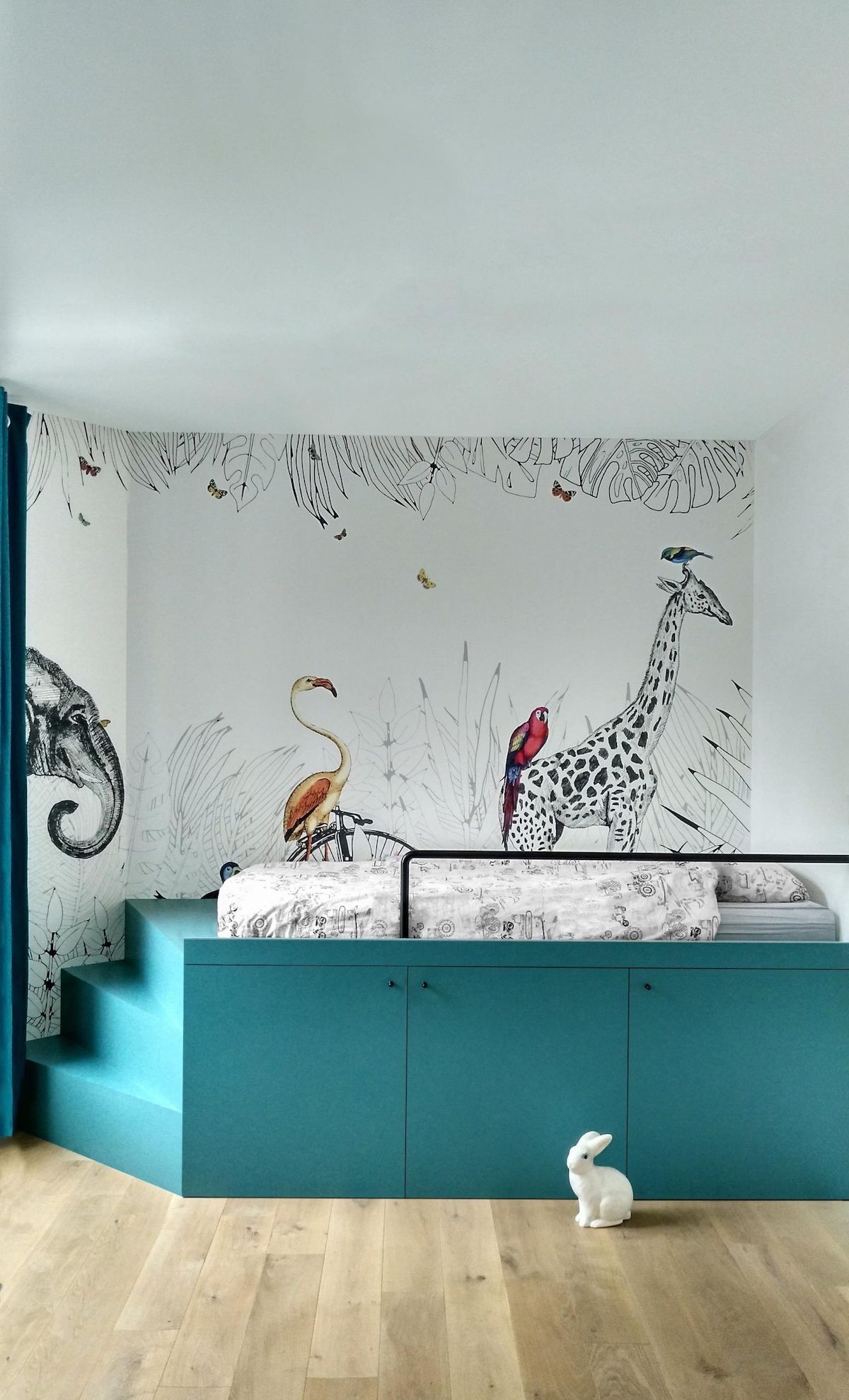 chambre enfant escalier bleu canard papier peint animalier parquet bois