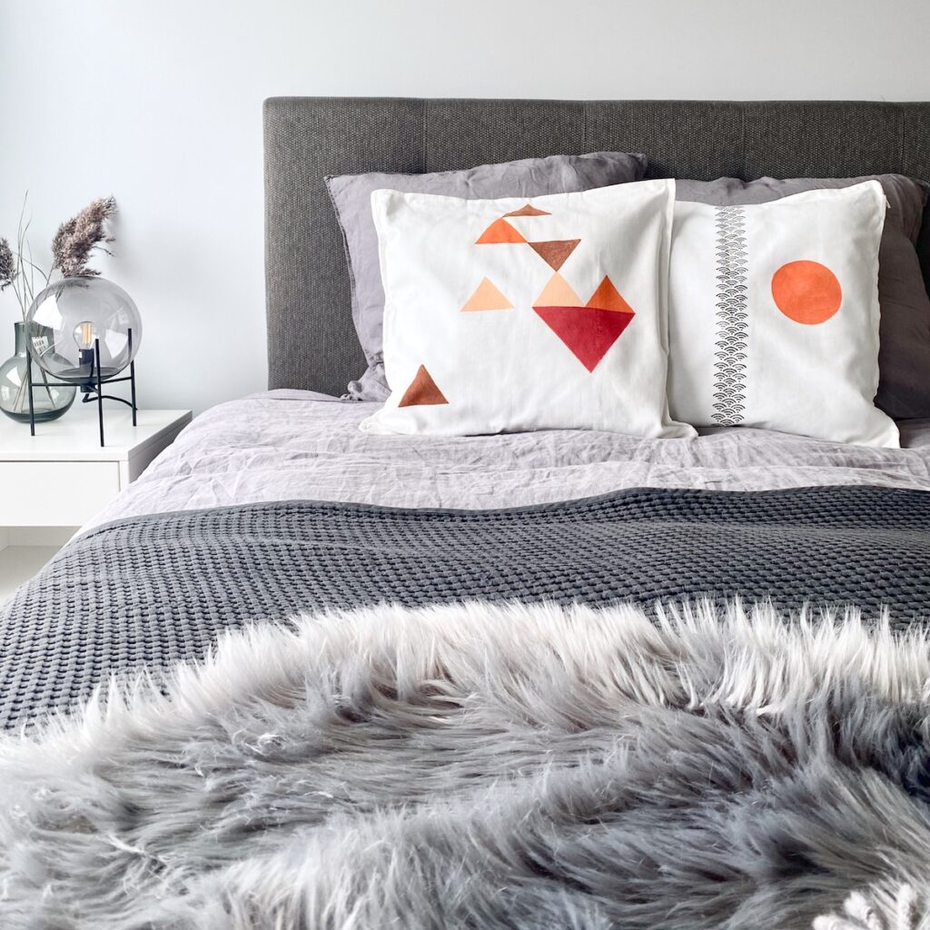 chambre grise scandinave idée déco nuance de gris fausse fourrure