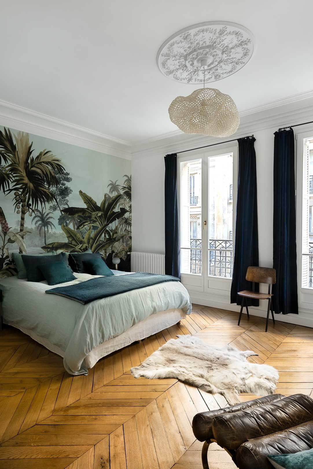 chambre lit double décoration chevron parquet bois papier peint exotique moulures murs