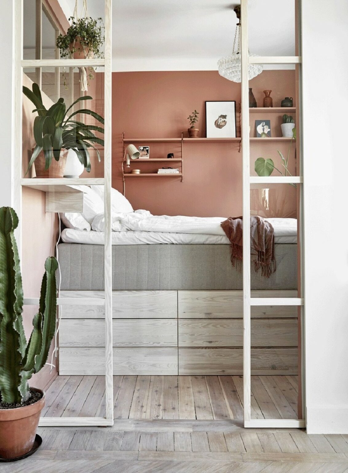 chambre moderne porte vitrée déco cactus mur terracotta