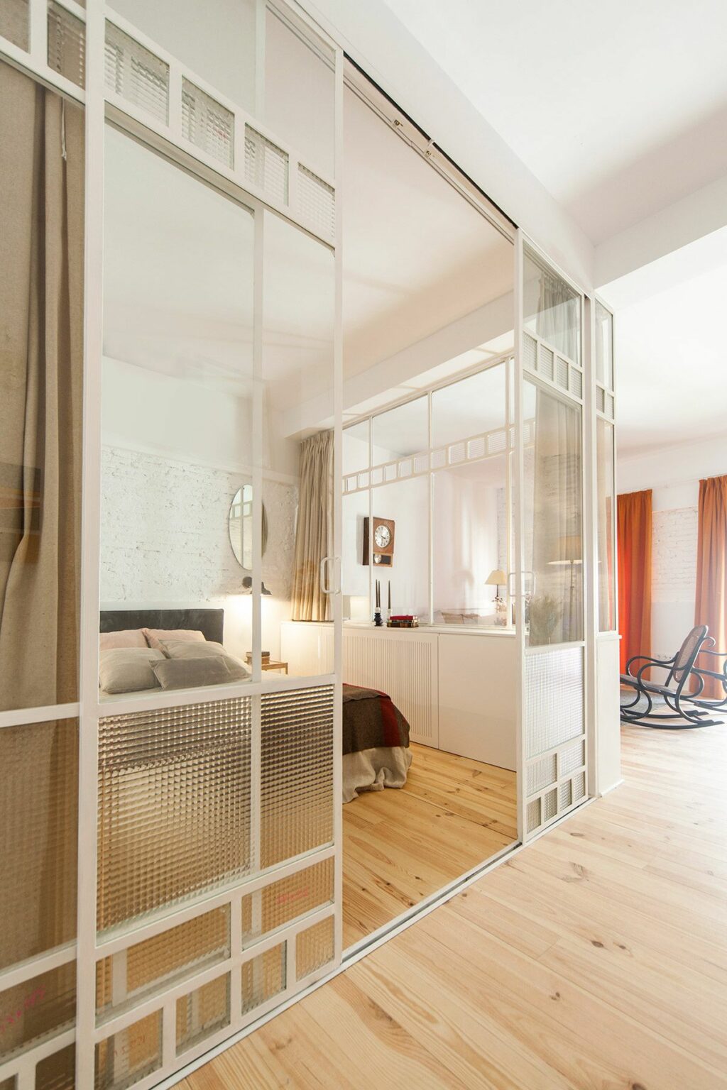 chambre sans fenêtres lumineuse cloison coulissante blanche parquet bois lamé