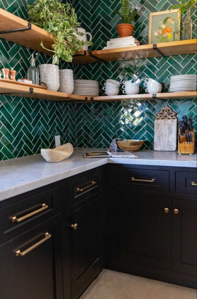 cuisine mobilier noir mur décoration chevron crédence vert sapin