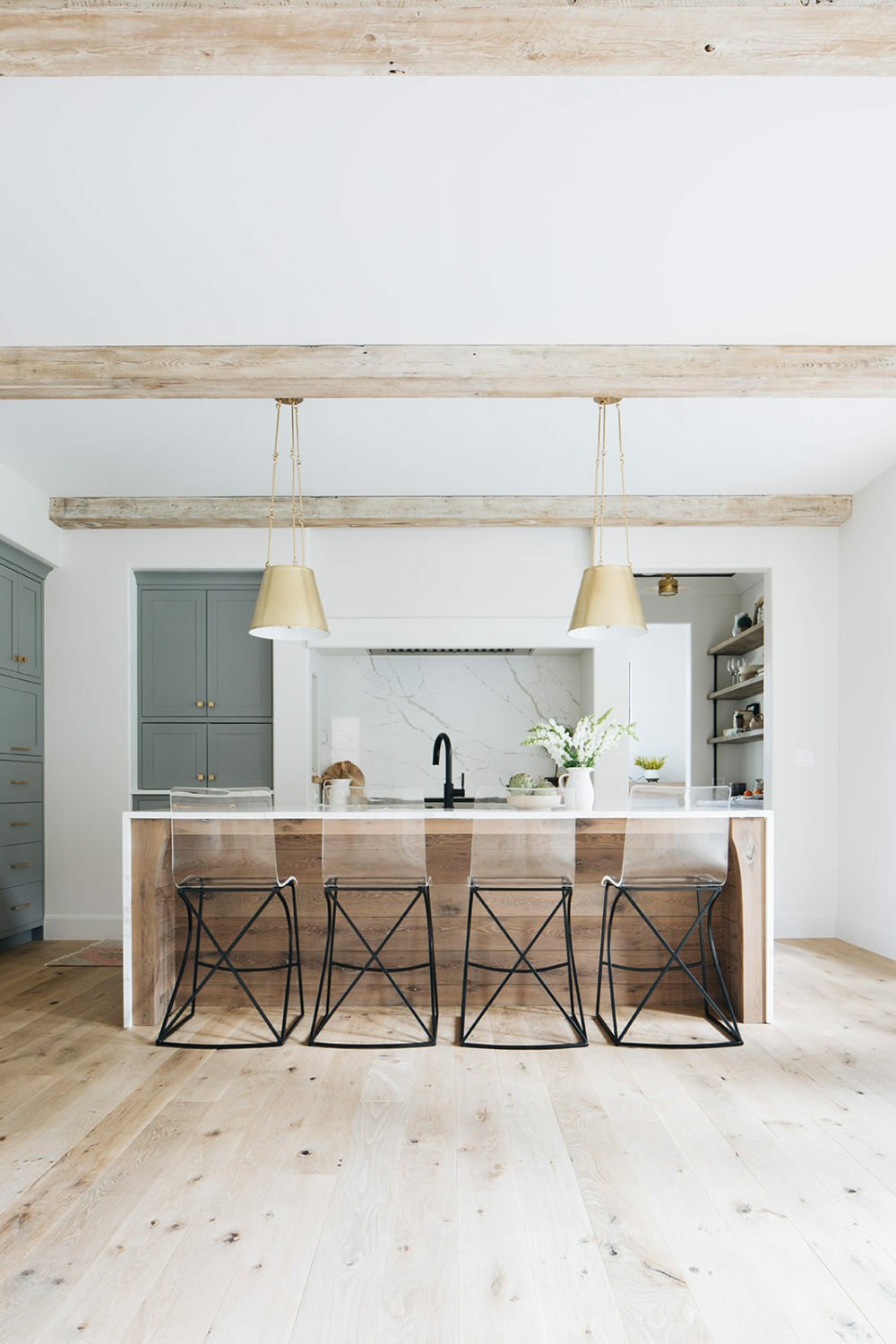 cuisine ouverte ilot bois marbre meuble vert gris lampe suspension laiton