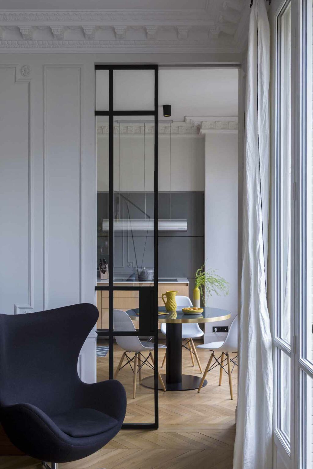 cuisine ouverte porte coulissante verrière salon egg chair