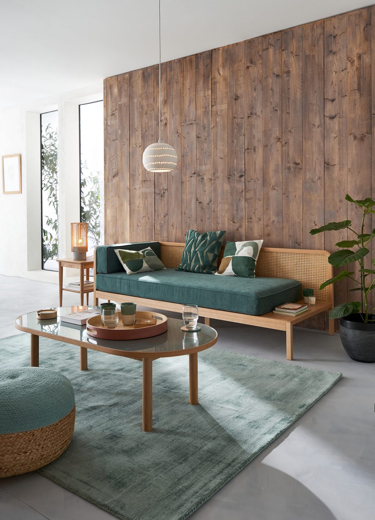 déco maison salon mur bois canapé vert gris pastel design cannage