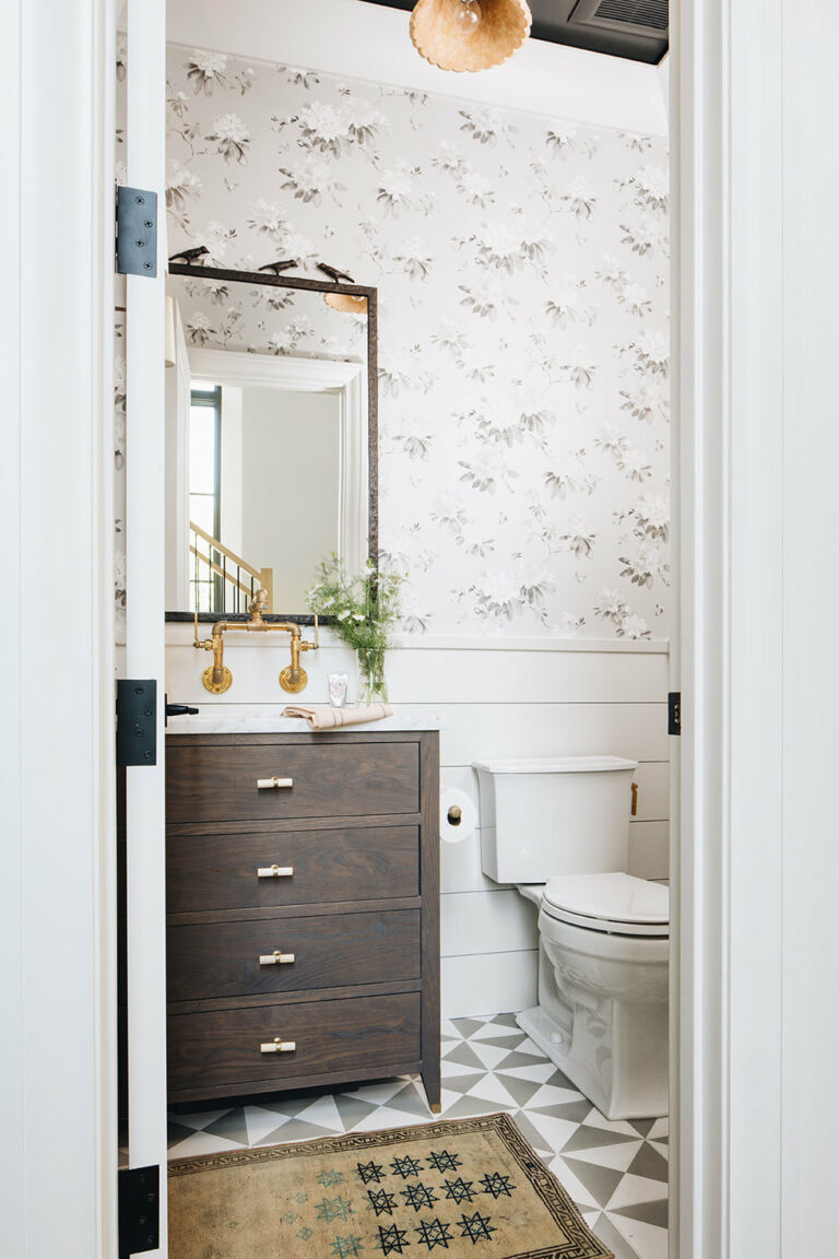 déco rétro vintage wc bois laiton papier peint floral