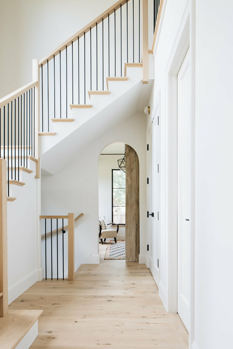 escalier architecte bois blanc rampe métal fer forgé - blog déco - clemaroundthecorner