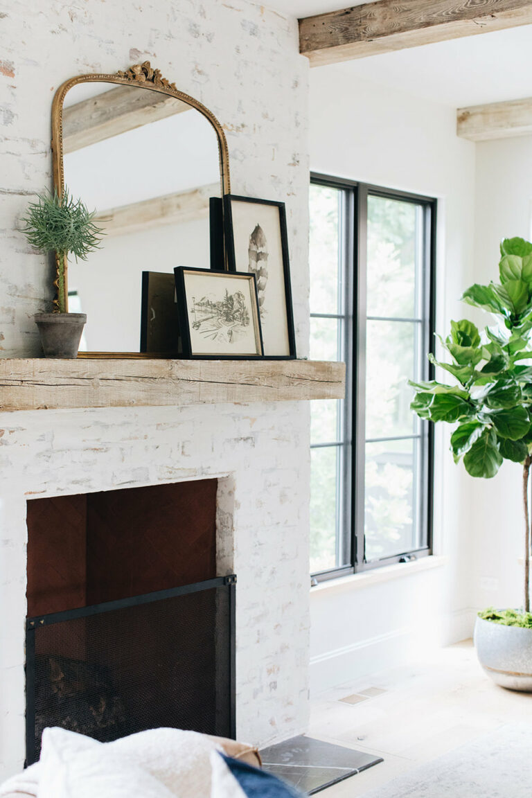 ferme rénovée vieille cheminée briques repeintes blanches