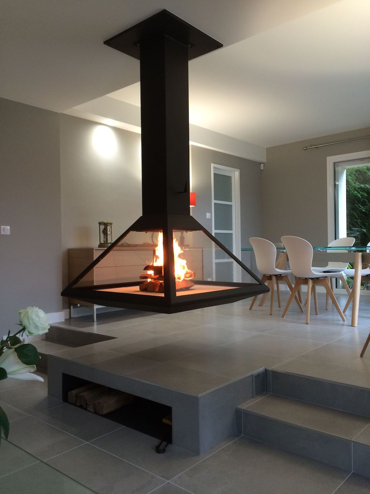 foyer suspendu poêle design bois cheminée intérieur séjour contemporain