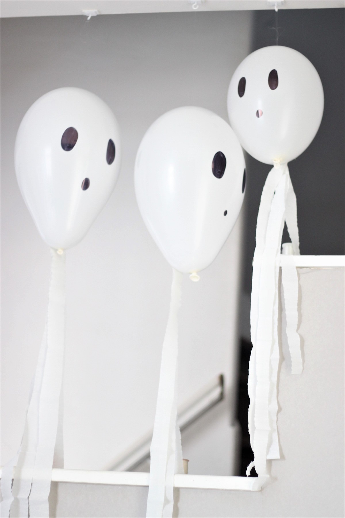 guirlande Halloween à faire soi-même fantôme ballon - blog création déco