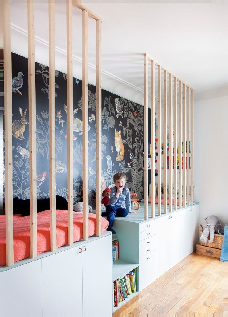 idée décoration intérieure chambre lit barreaux bois papier peint végétal