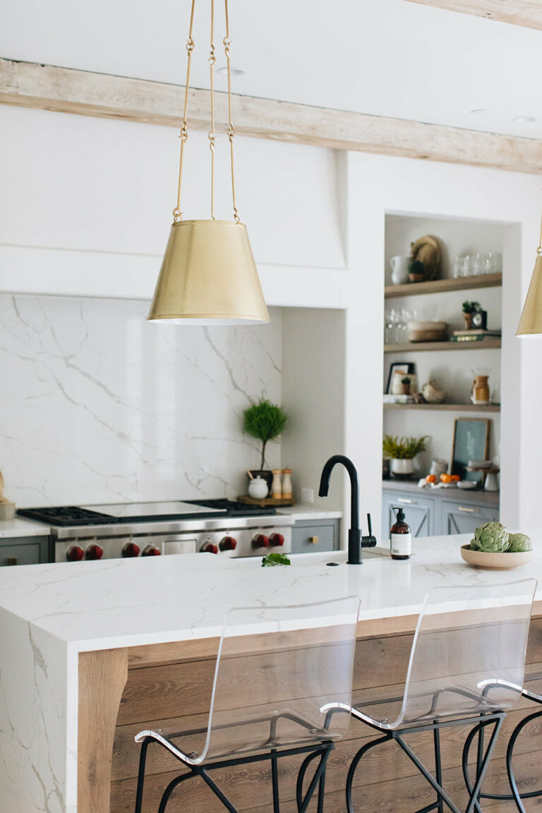 ilot central plan de travail marbre blanc robinet noir mat