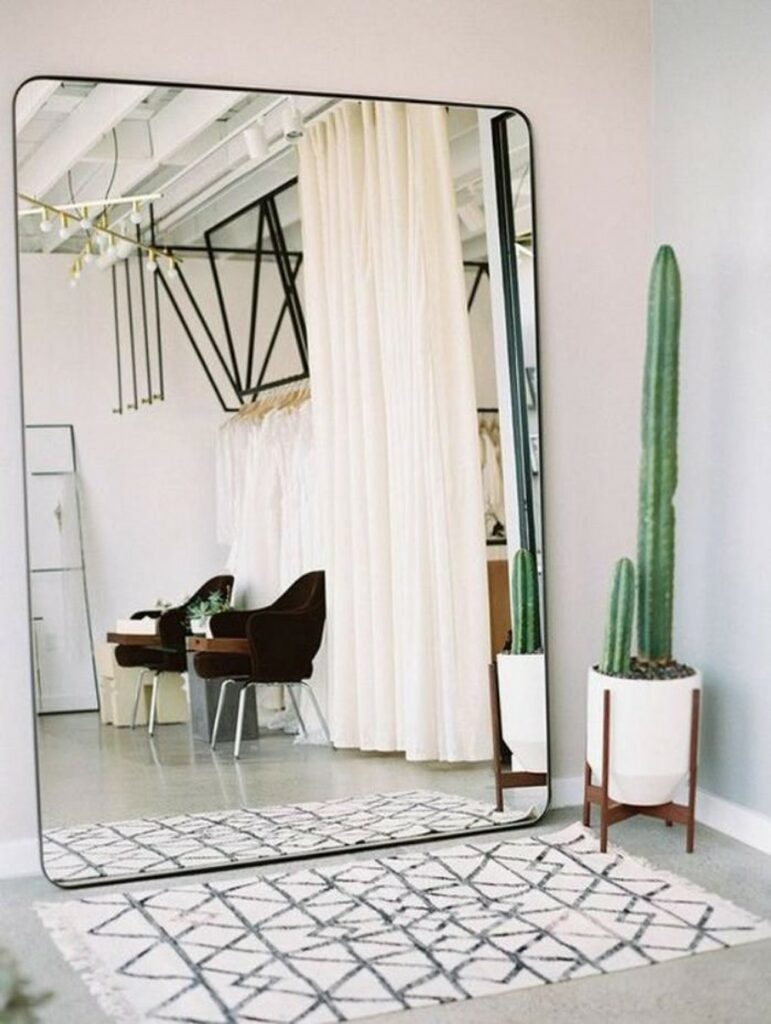 miroir carré bord arrondie tapis berbère blanc noir cactus