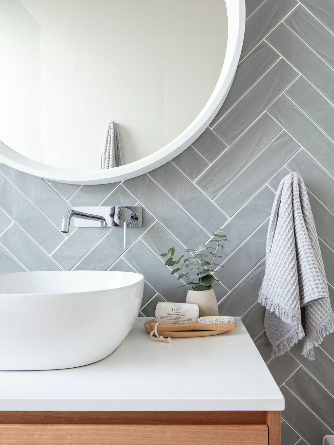 salle de bain lumineuse mur gris perle miroir rond lavabo ovale blanc