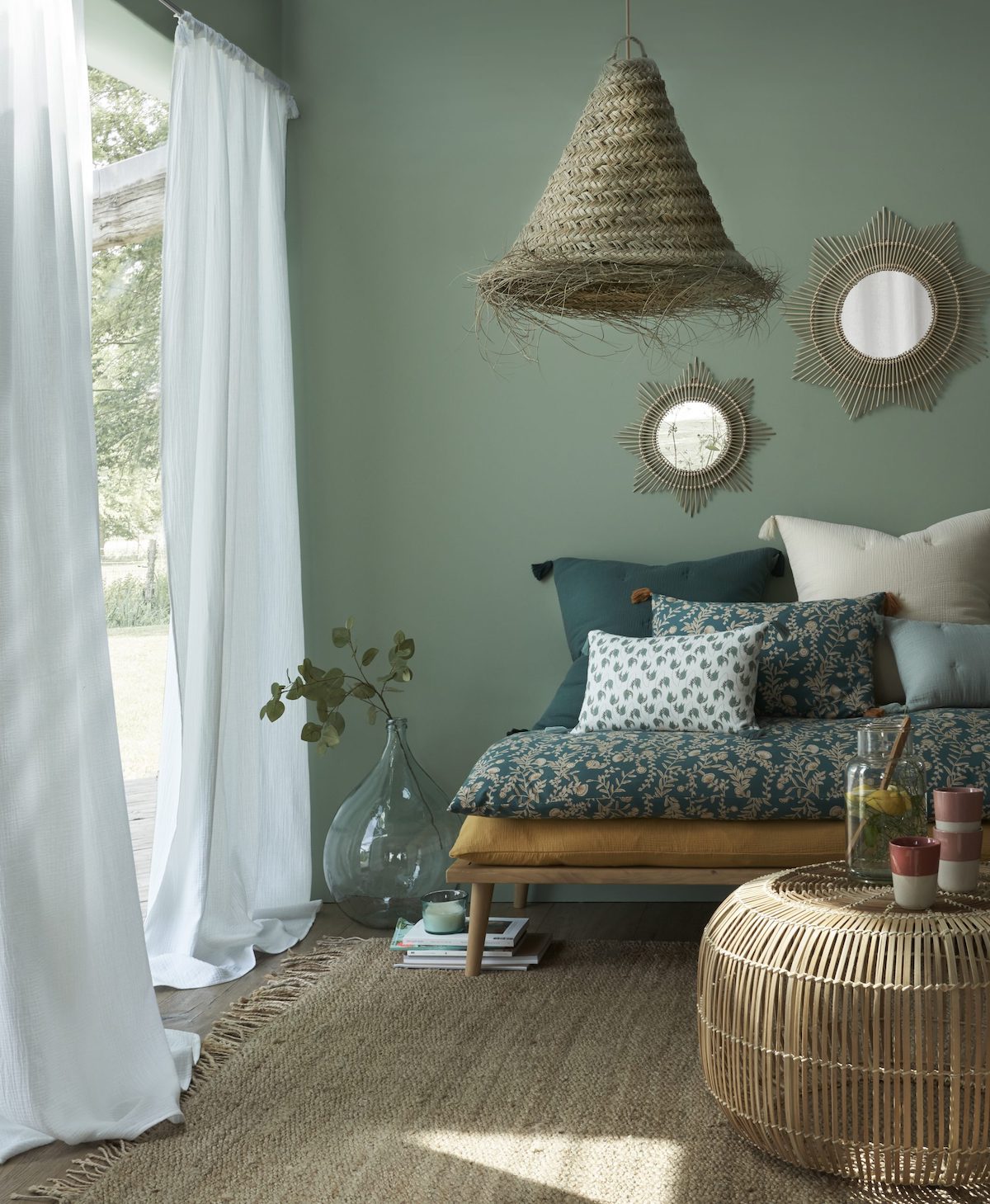 salon bohème nature mur peinture vert de gris suspension paille canapé daybed futon couvre lit liberty motif fleur