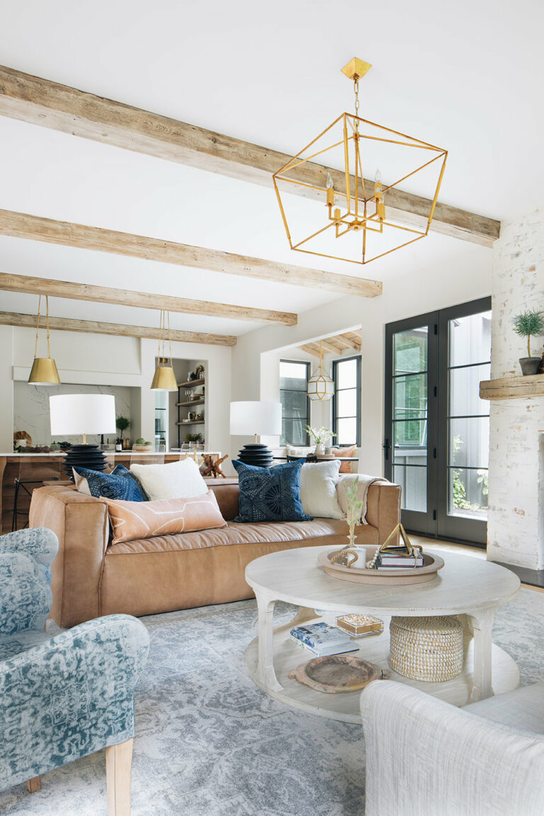 salon canapé cuir camel tapis vintage bleu gris fauteuil tapissier