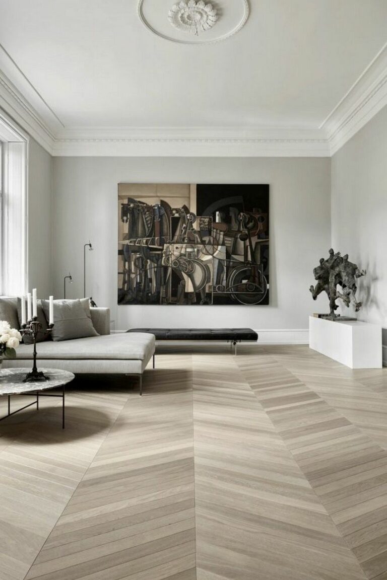 salon spacieux sophistiqué parquet chevron moulures murs table basse ronde marbre