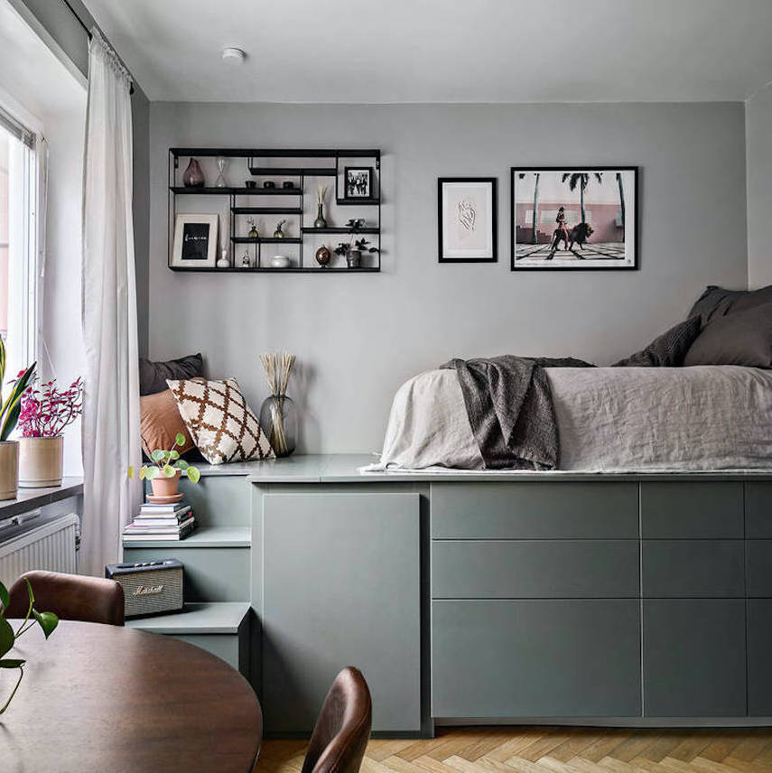 studio chambre salon estrade vert kaki table ronde bois parquet chevron mur gris