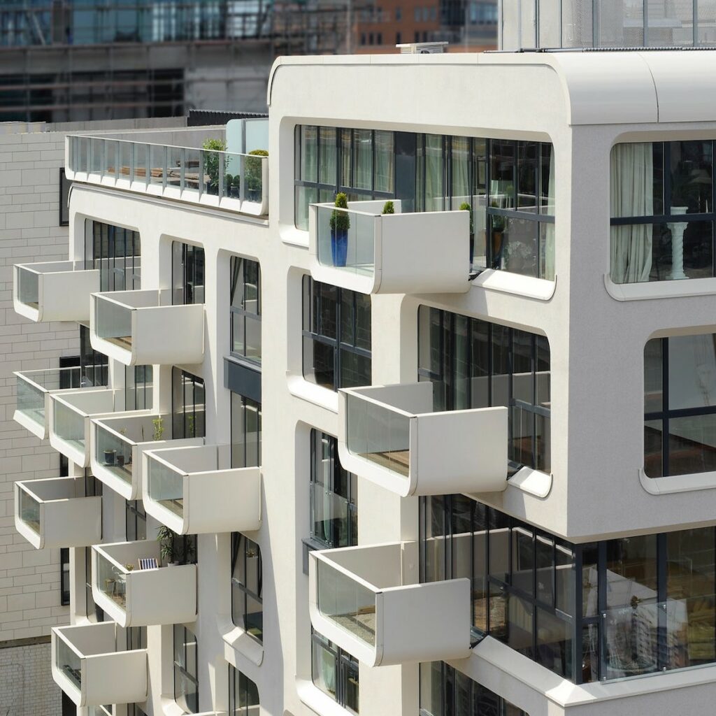 bâtiment design balcon rond contemporain baie vitrée