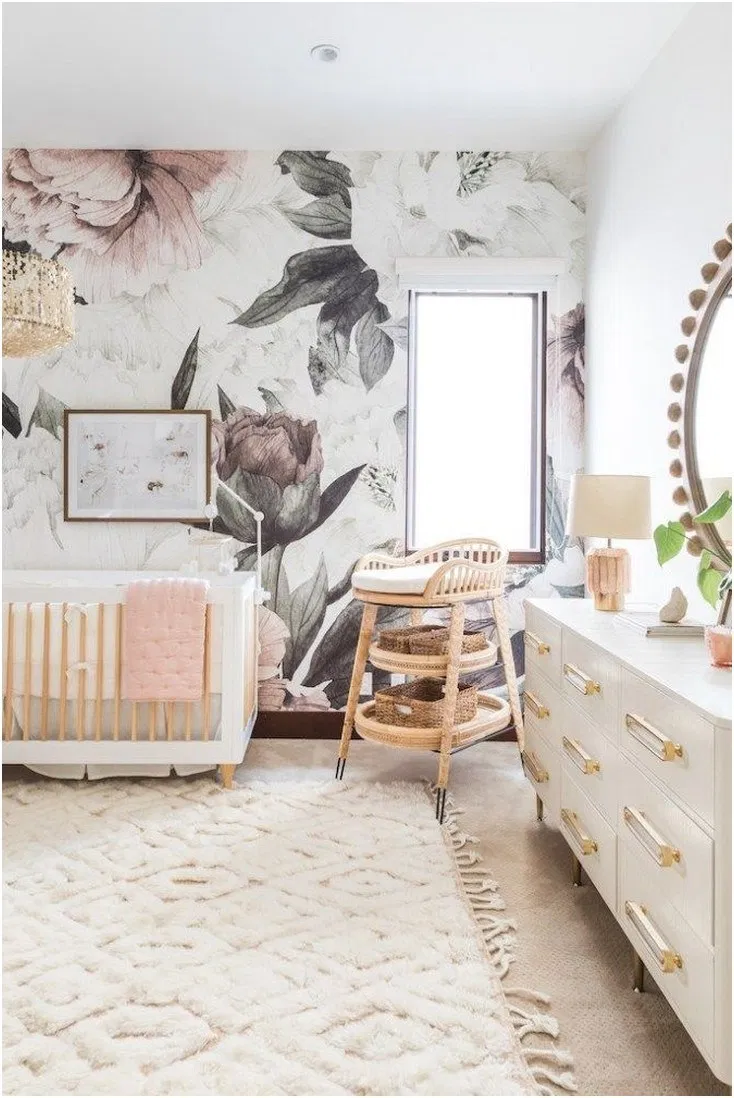 chambre bébé rose blanc papier peint floral tapis épais frange blanc