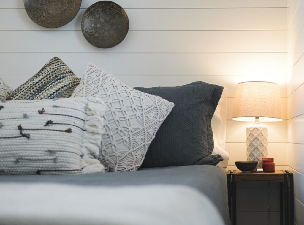 chambre lit coussin dépareillé assortiment déco bohème beige grise