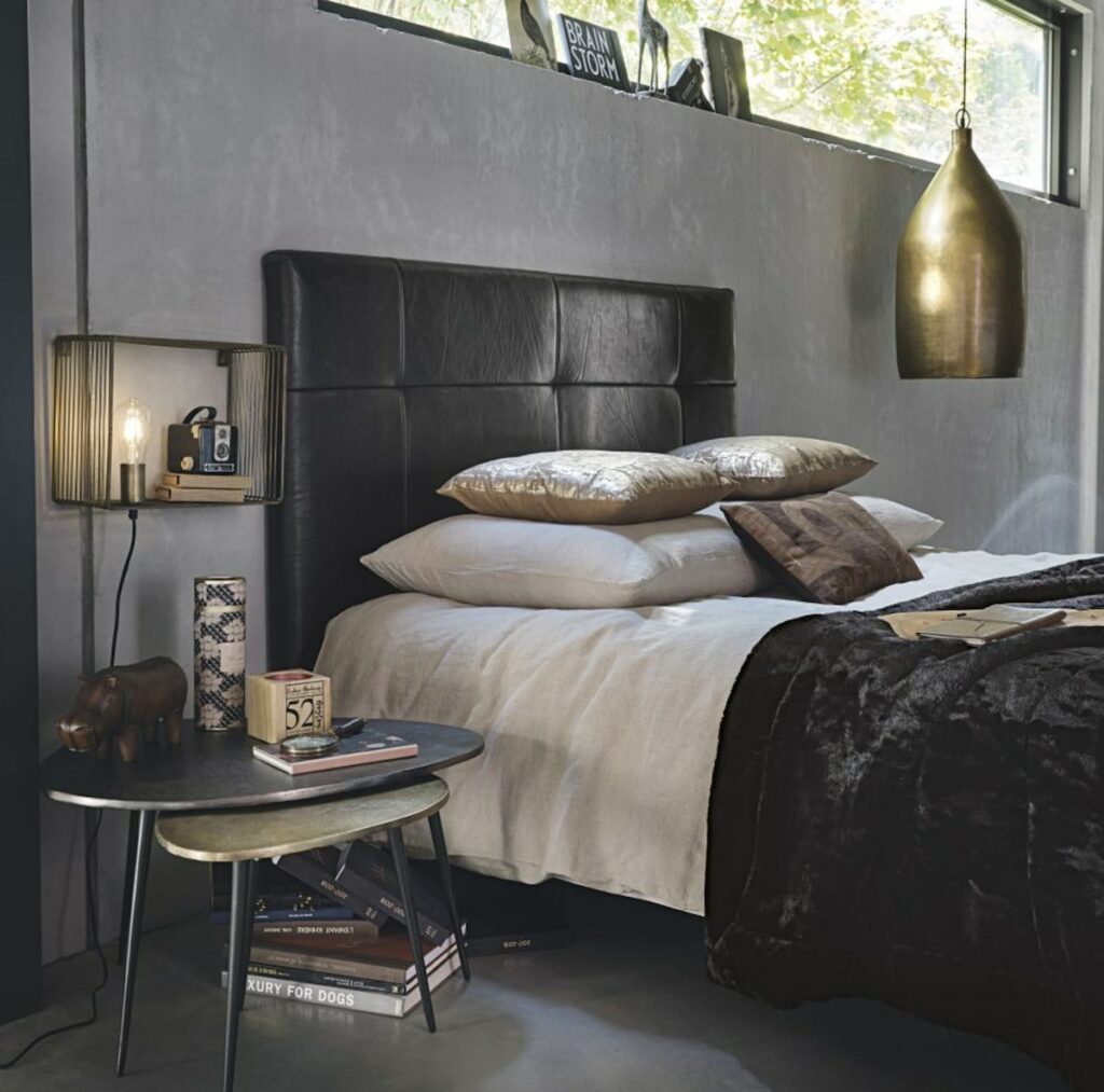 déco tête de lit cuir noir suspension laiton plaid velours déco chic industrielle