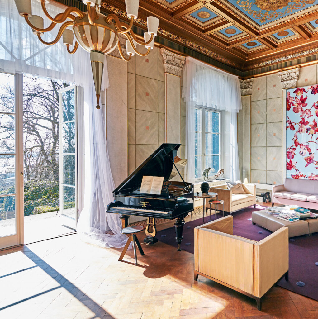 inspiration déco intérieure maison hambourg chic tapis violet piano lustre