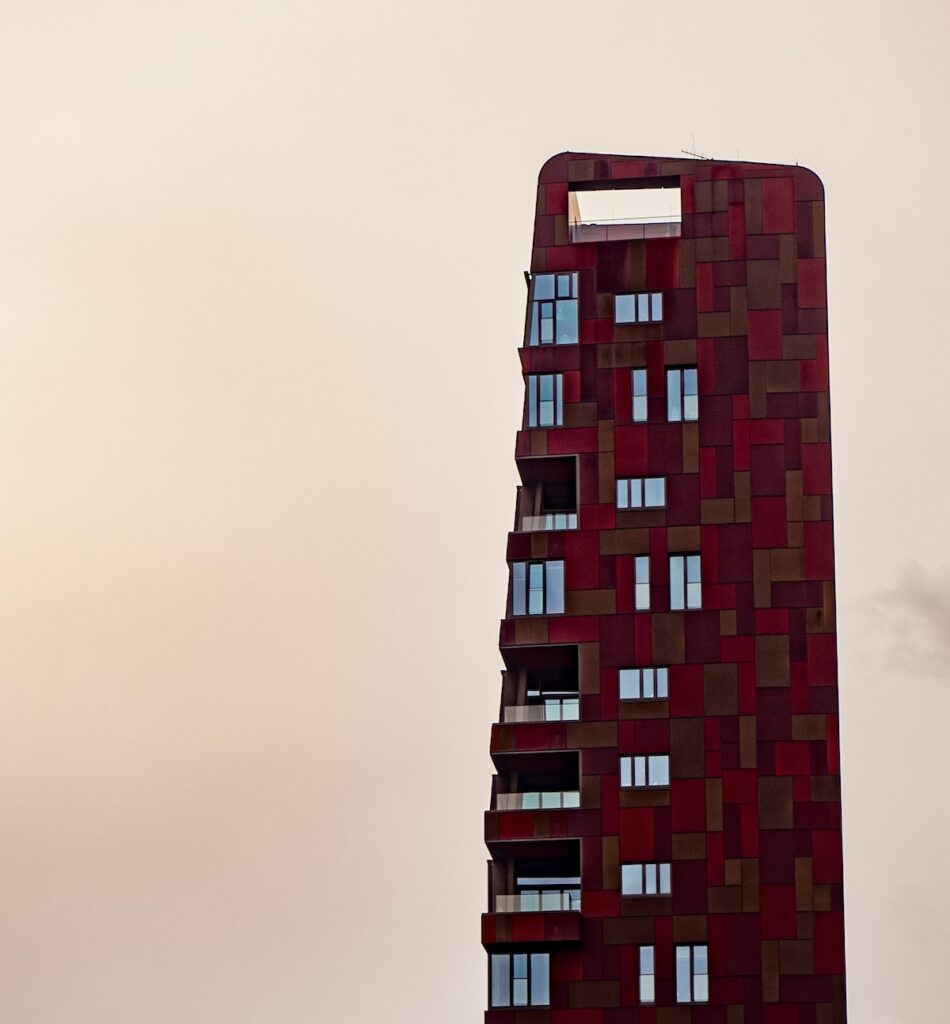 long haut immeuble rectangle rouge bordeaux marron mince fenêtre