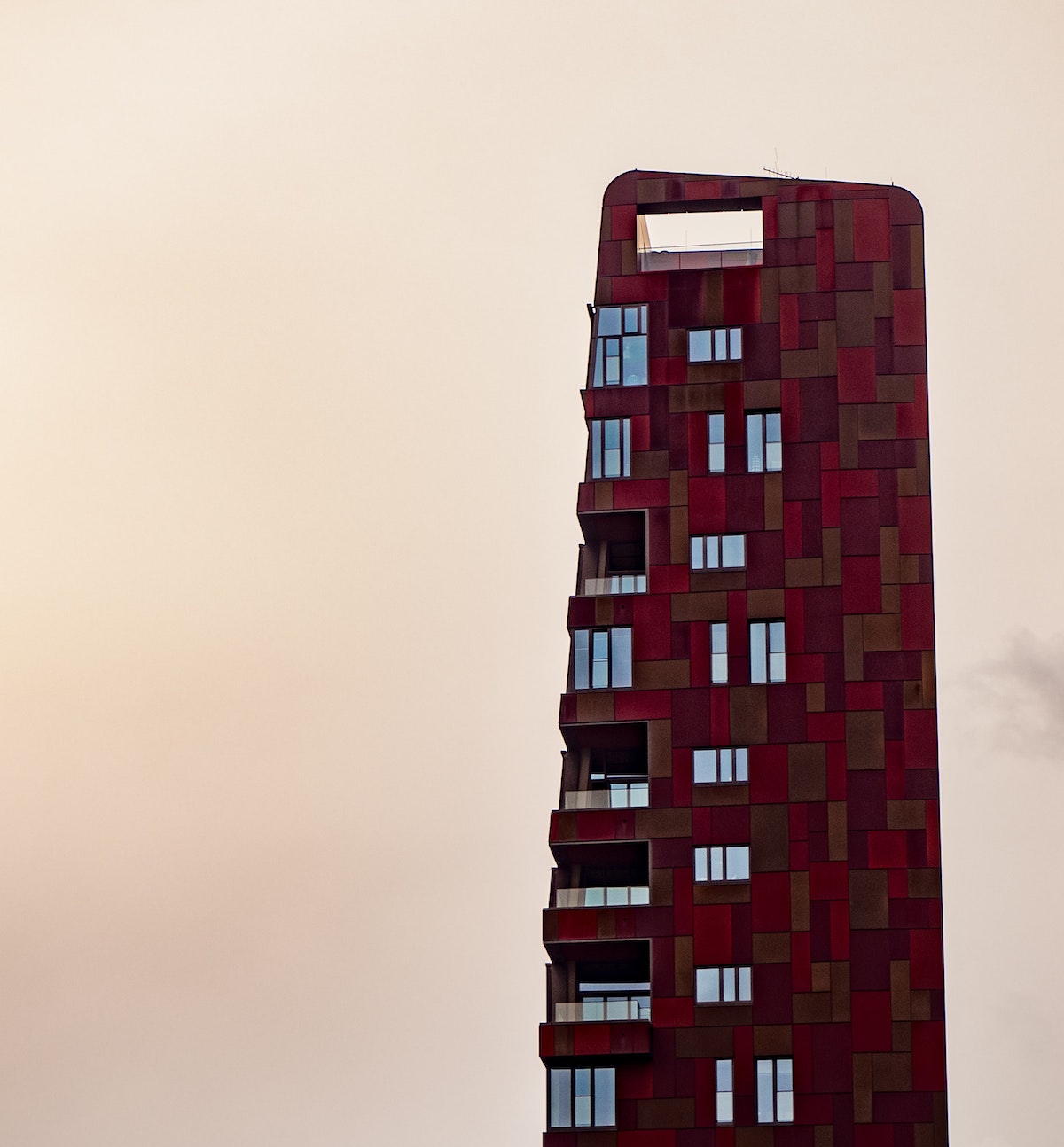 long haut immeuble rectangle rouge bordeaux marron mince fenêtre