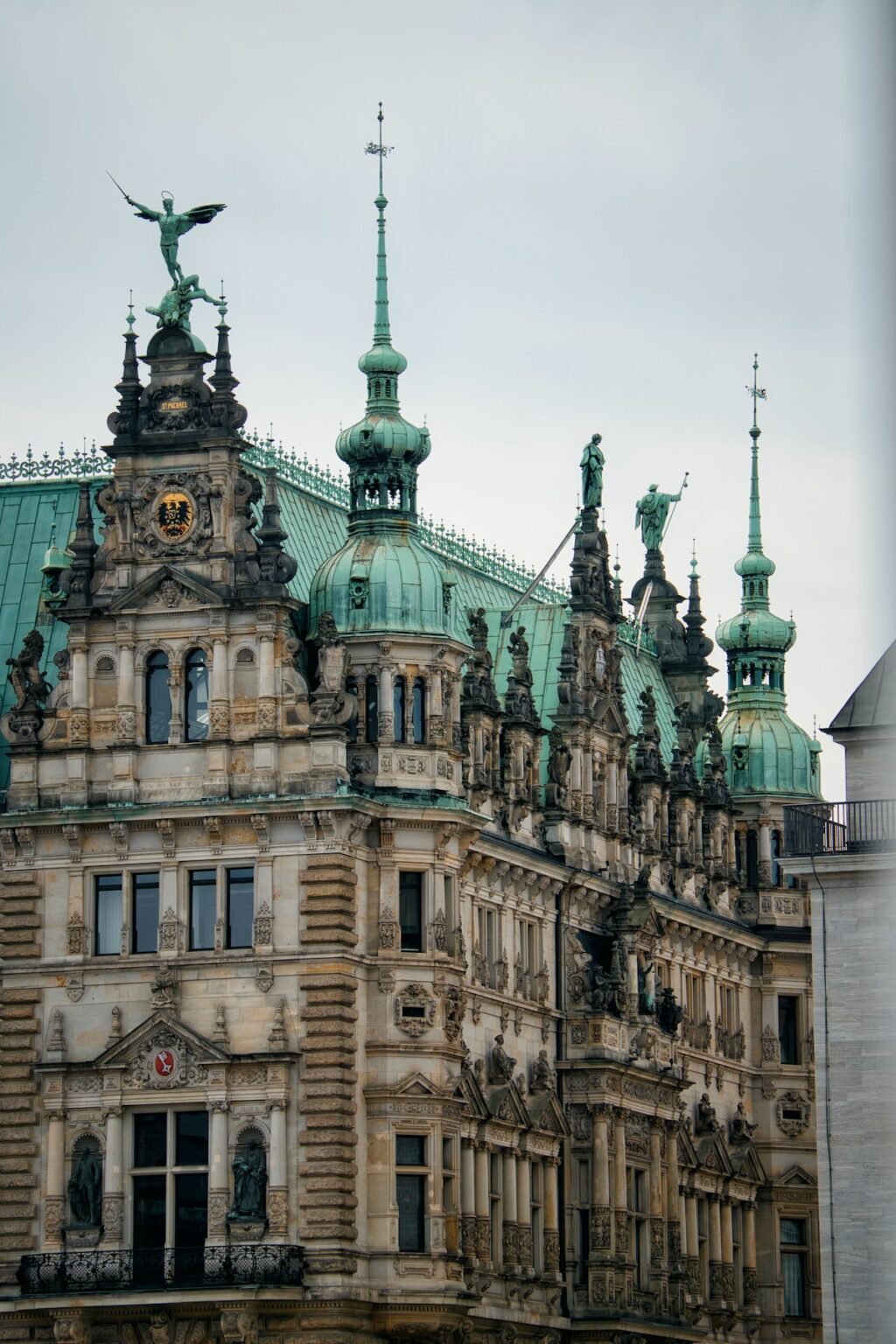 mairie détail moulure mur marron jaune toit vert dorure