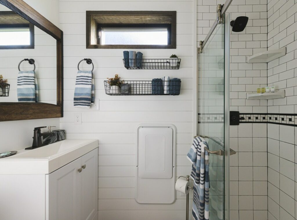 maison conteneur insolite salle de bains douche cabine van