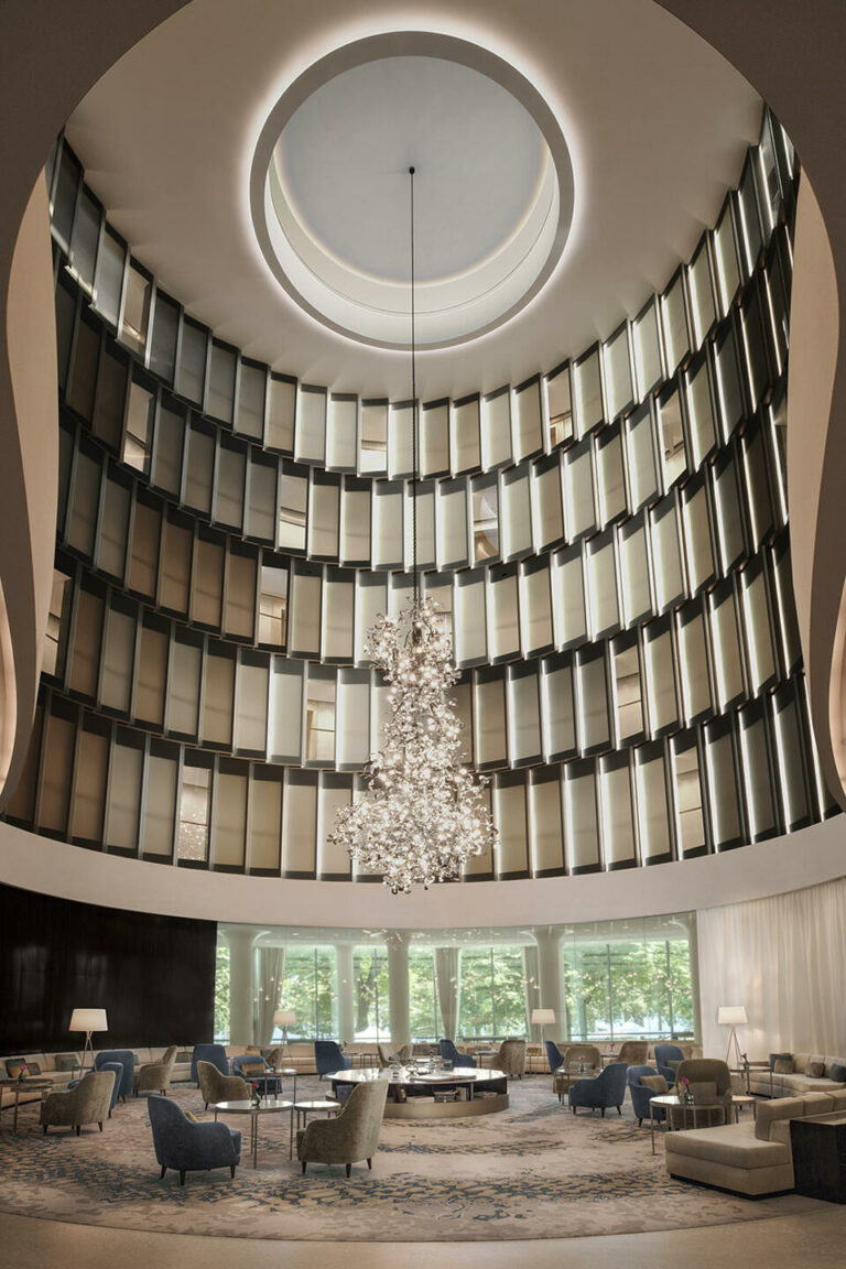 salon hôtel chic élégant beige bleu spacieux rond lustre blog déco