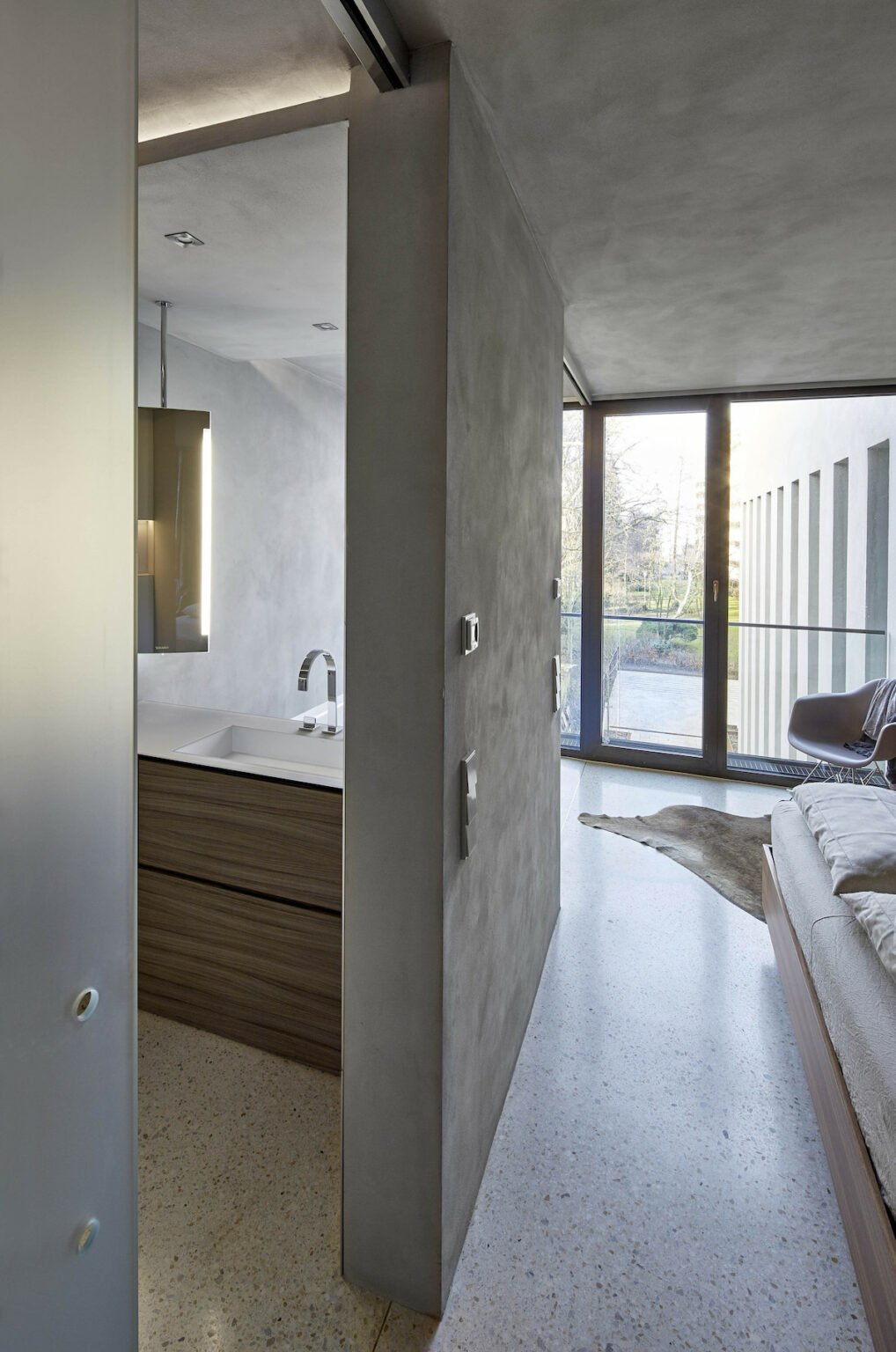 suite parentale sobre élégante mur béton gris clair meuble bois néon lumineux