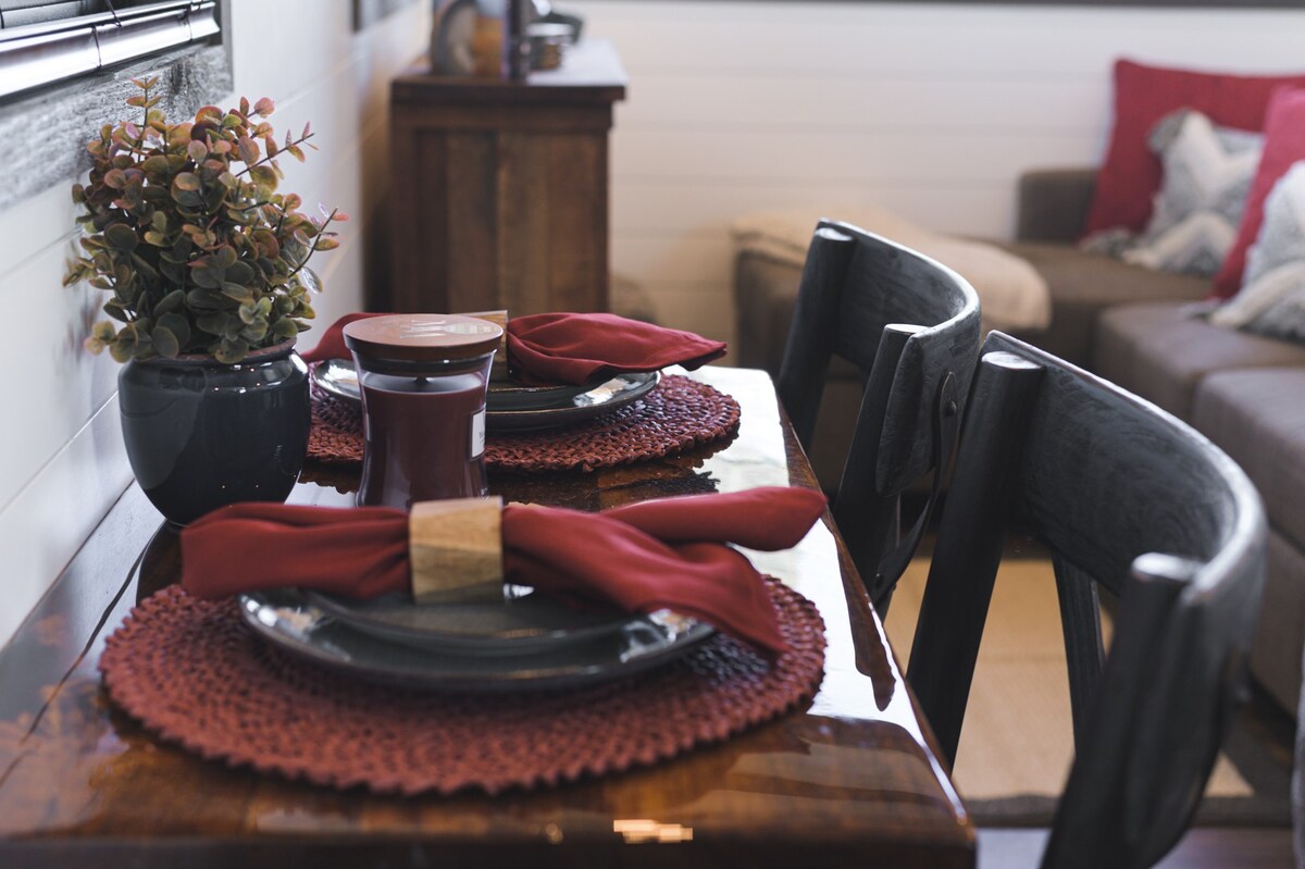 table automne vaisselle assiette noire decor rouge brique terracotta