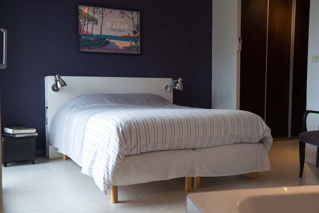 avant chambre carrelage blanc mur violet tête de lit rangement bibliothèque