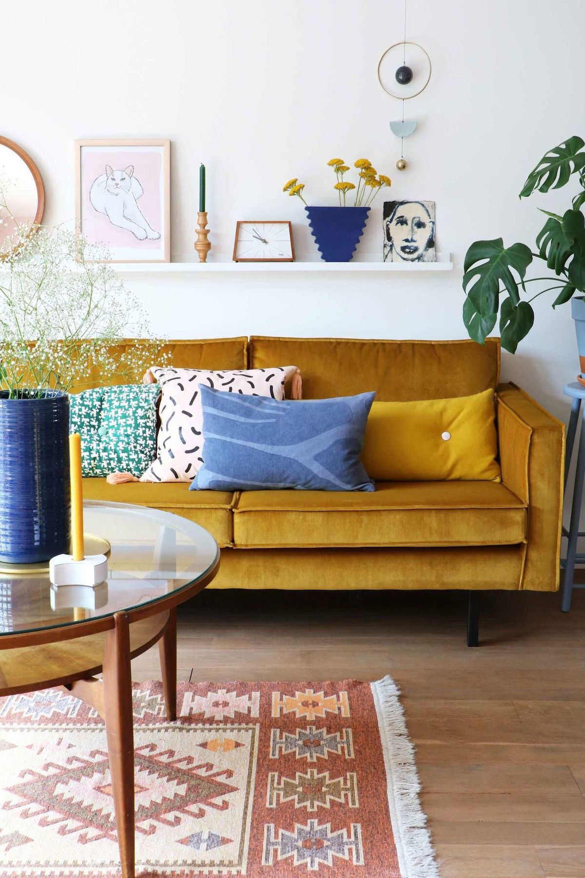 canapé jaune moutarde velours tapis ethnique table ronde verre blog déco