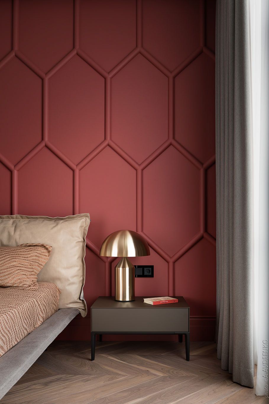 chambre design élégante rouge terracotta lampe laiton