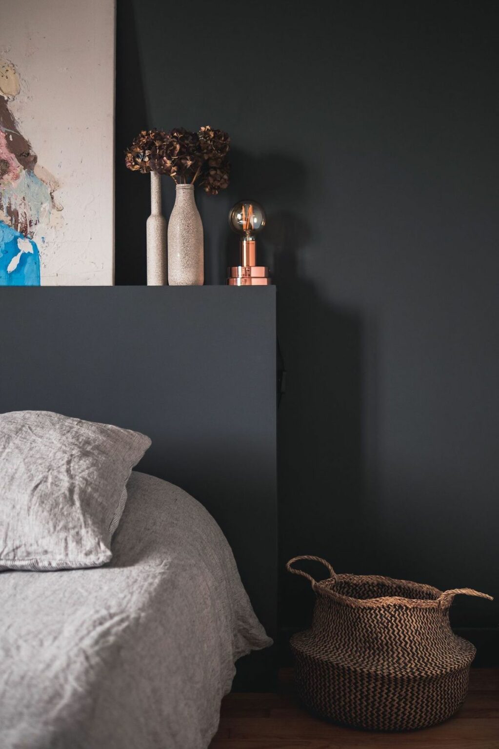 chambre noir panier osier rond linge de lit lin beige blanc parquet