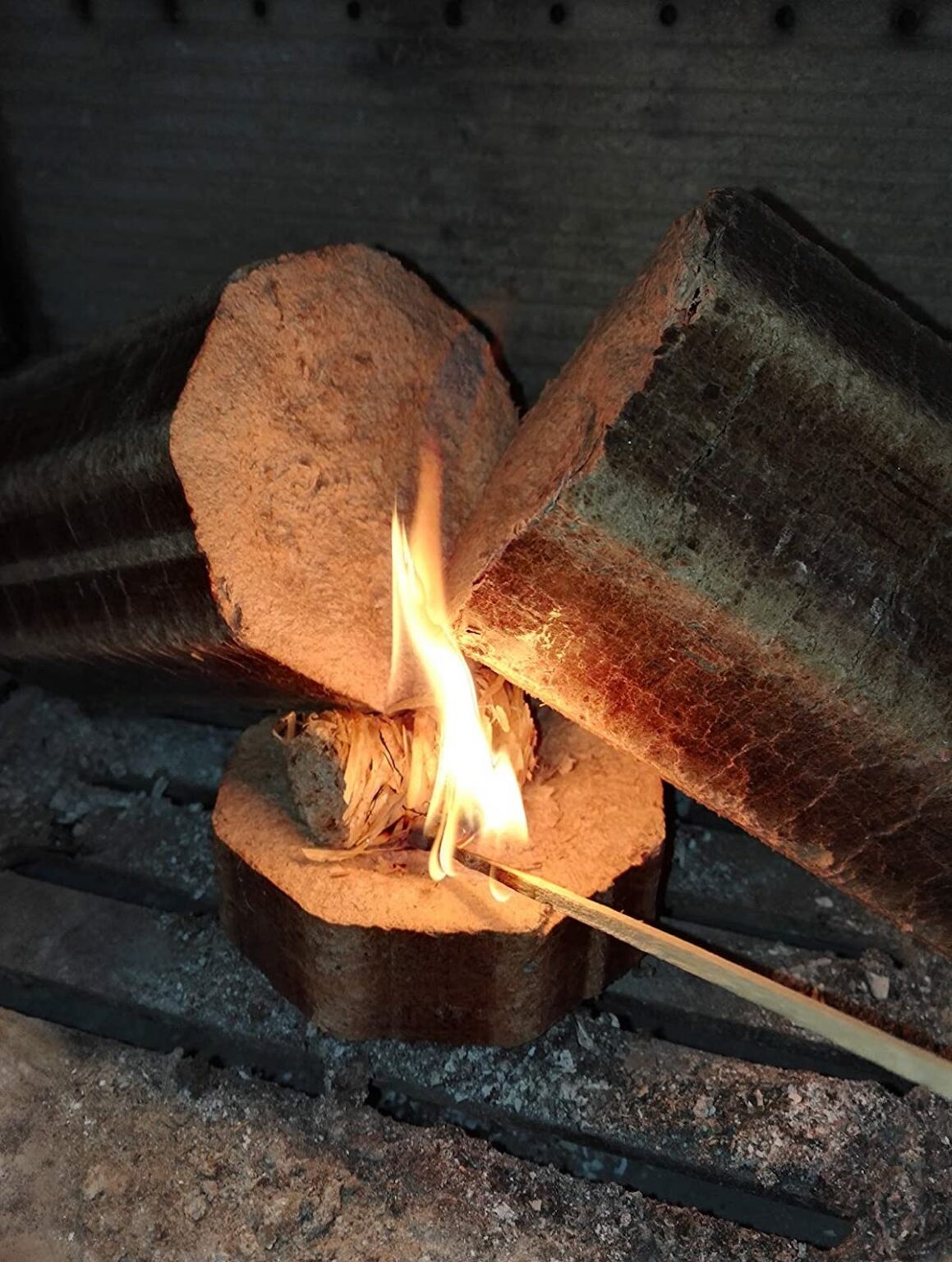 feu de cheminée bûche densifiée chauffage écolo - blog déco - clematc
