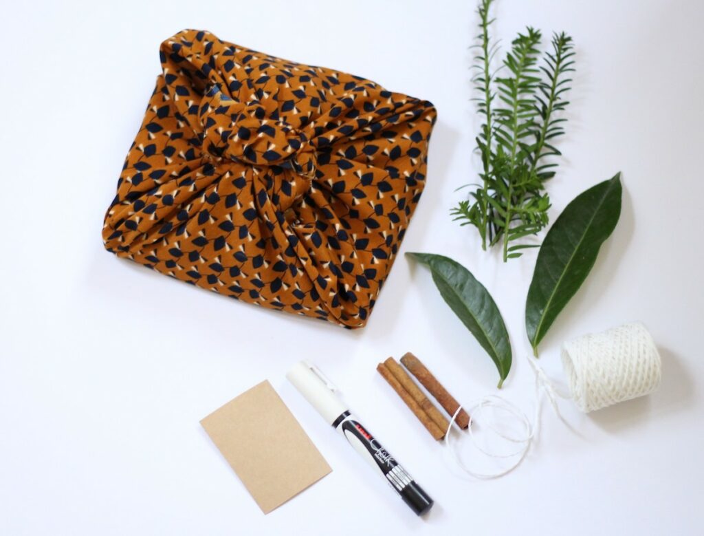 idée papier cadeau écolo furoshiki en tissu pliage tuto déco