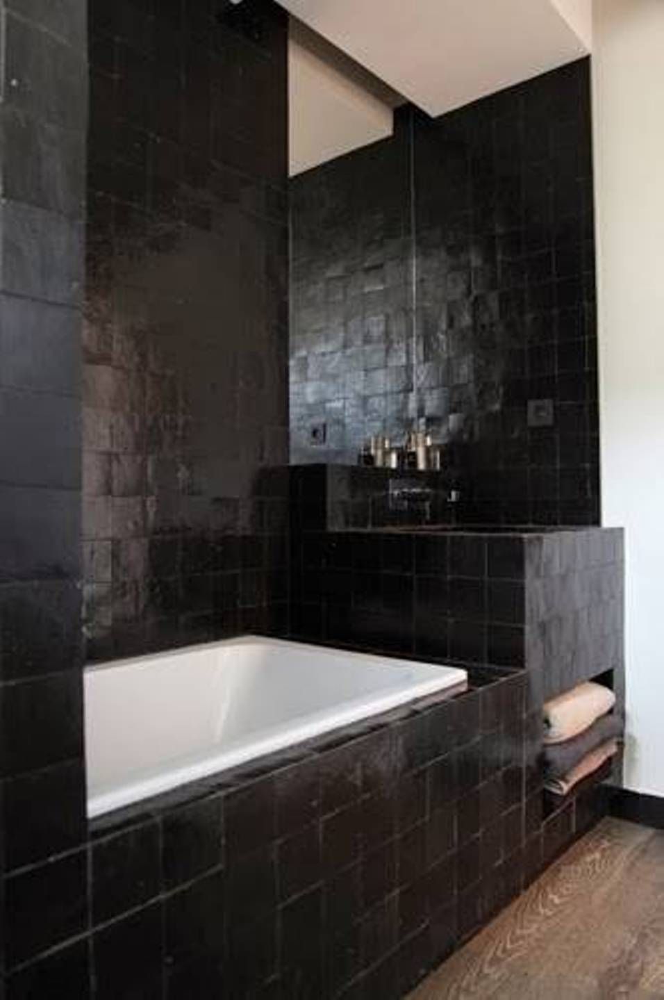 salle de bain moderne carrelage noir parquet bois