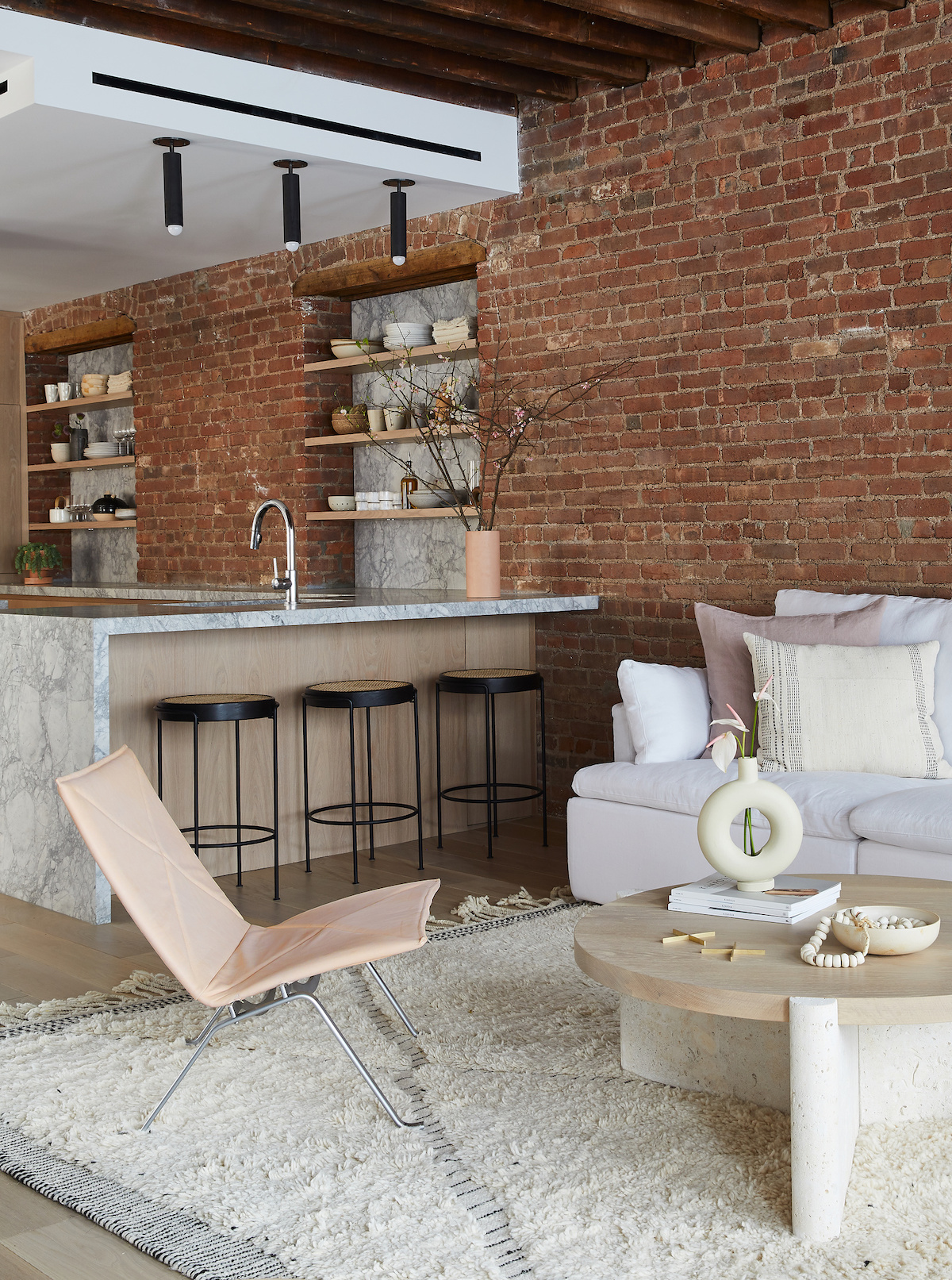 salon cuisine ouverte tendance mur brique plan de travail marbre blanc poutres bois blog déco