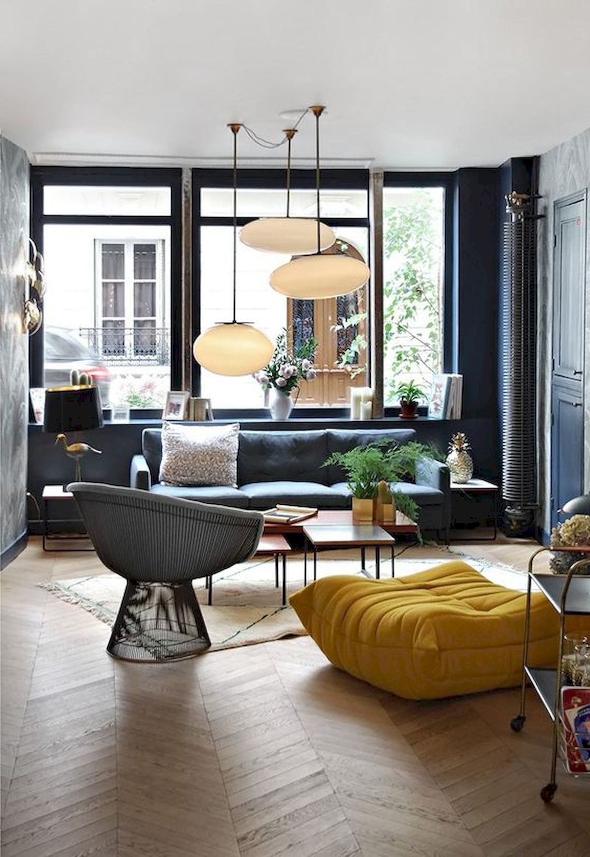 salon moderne bleu gris pouf jaune carré curry parquet bois chevron