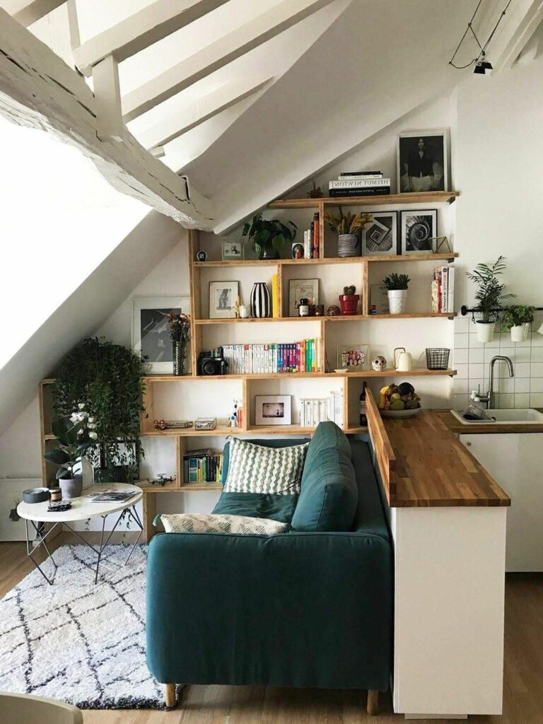 salon sous toit canapé vert tapis berbère