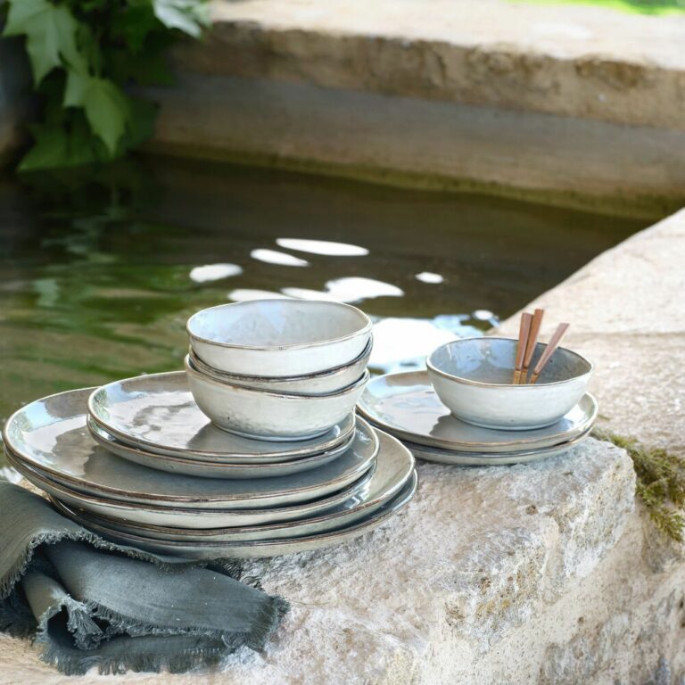 vaisselle en grès naturel bleu vert clair assiette bol déco table estivale campagne