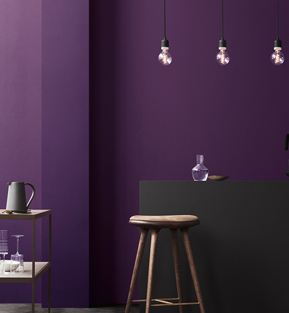 bar noir mur violet tabouret haut bois suspension métallique
