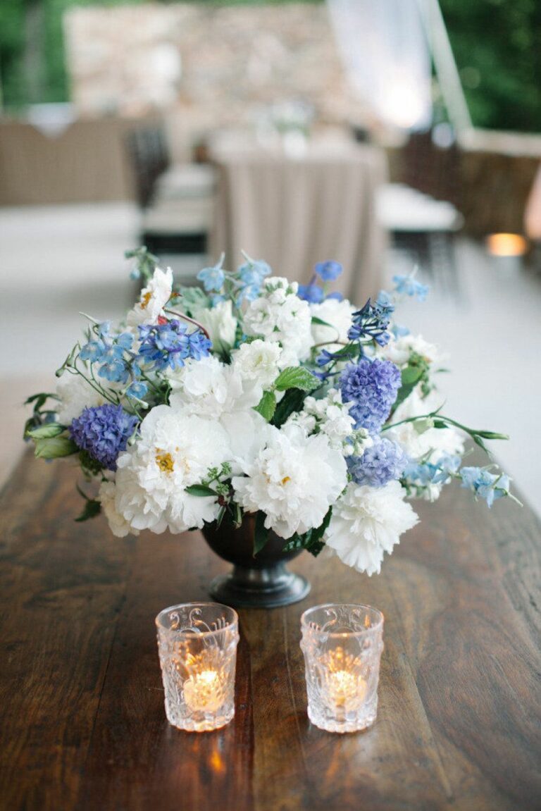 bouquet de fleurs blanches bleus table rectangulaire bois brut bougies blog deco