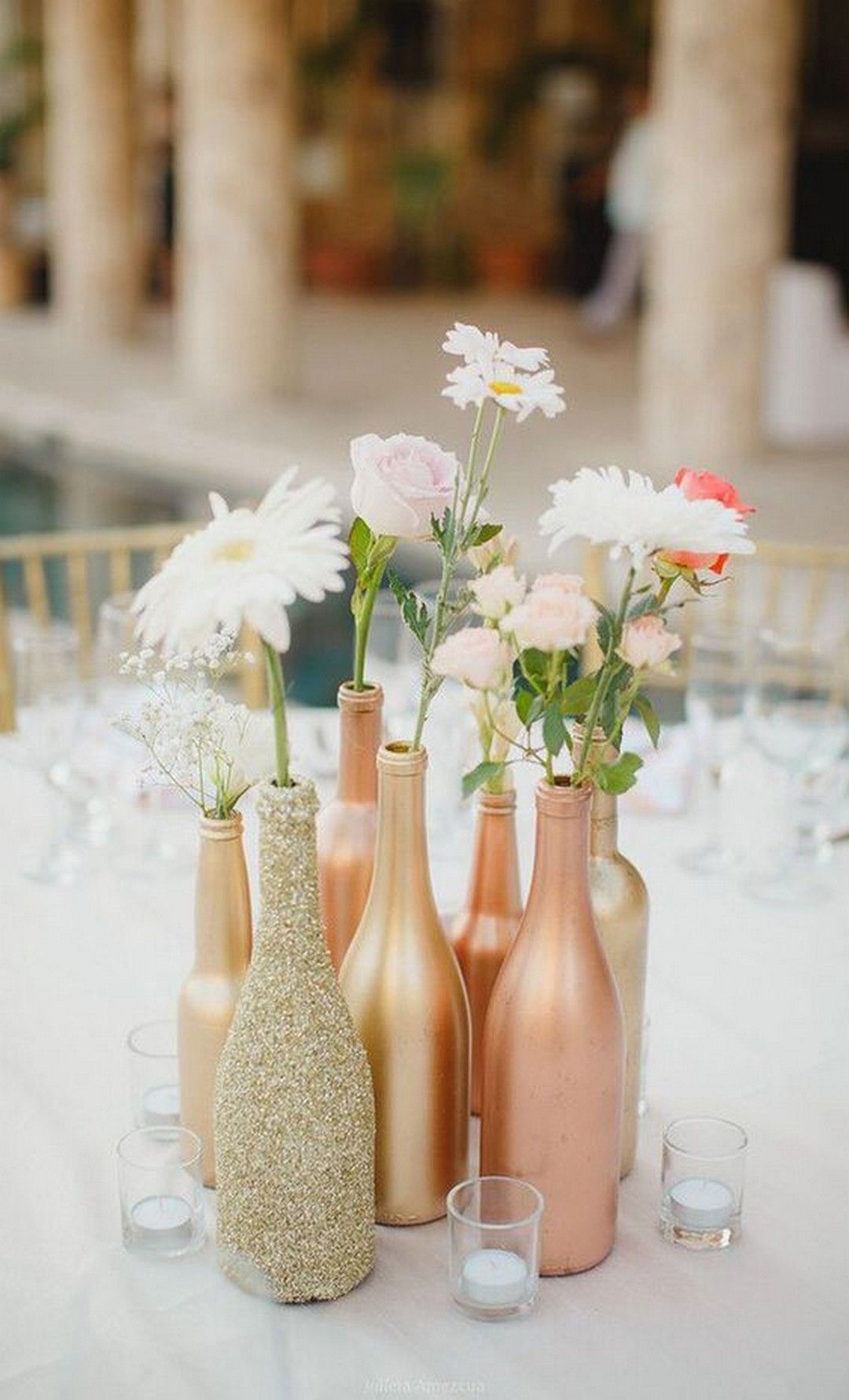 bouteille personnalisée dorée cuivre paillette vase fleurs déco de table